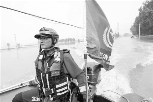 苏庆弟每天连续水上救援作业8小时